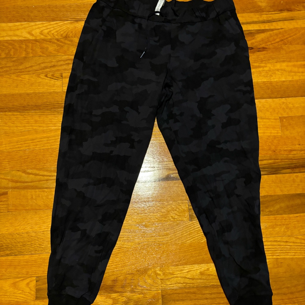 Lululemon on the fly joggers- women’s 12